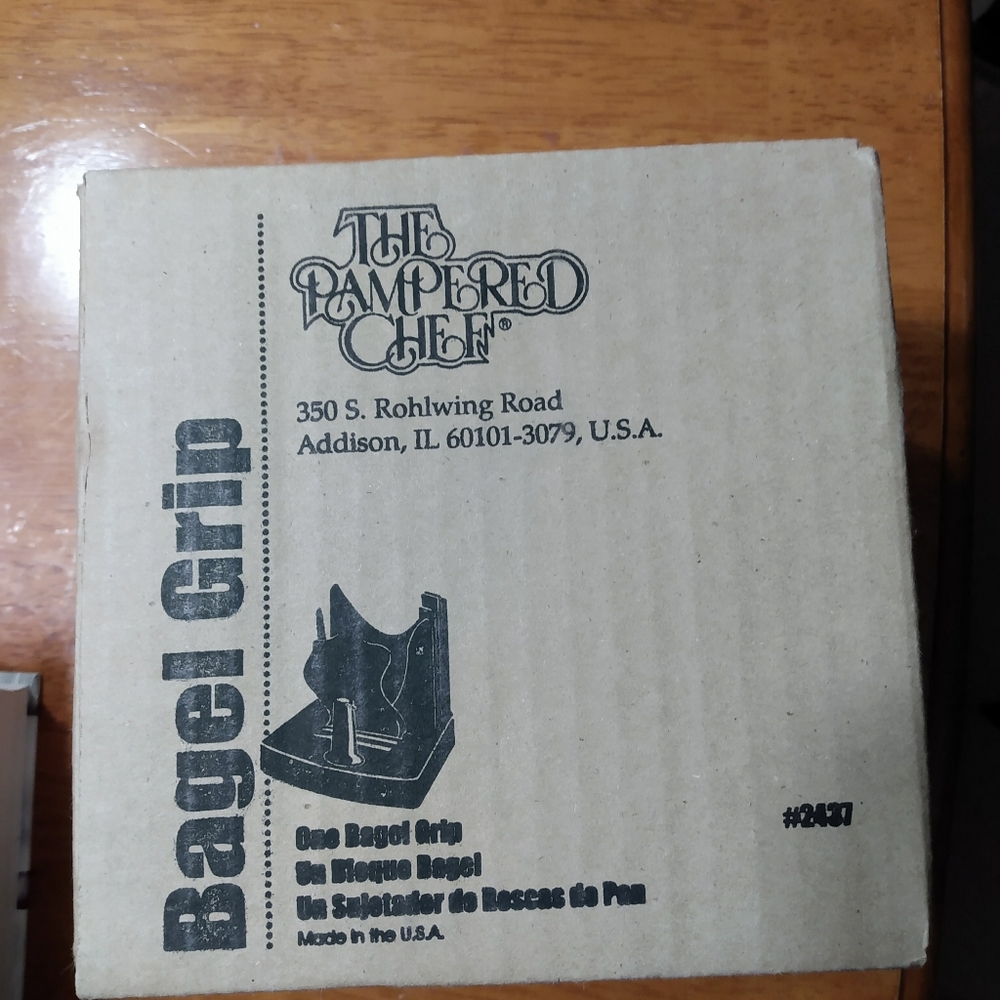 NIB Retired Pampered Chef Bagel Grip #2437